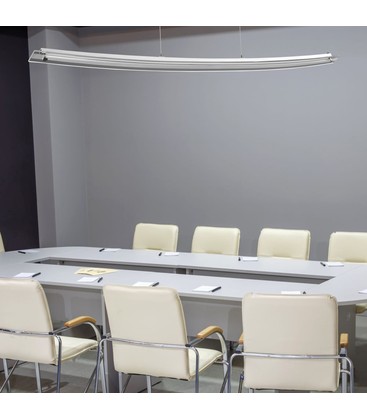 Design hanglamp boven een werkblad voor gerichte taakverlichting en neutraal wit licht.