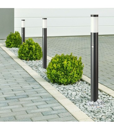 Een zwarte tuinlamp met E27 fitting geplaatst in een tuinpad setting.