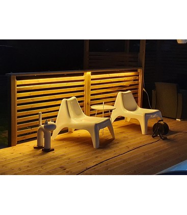Sfeervolle gedimde 230V LED-strip verlichting in een modern interieur.
