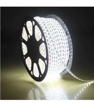 Een rol van 5 meter waterdichte LED-strip type Q, geschikt voor rijbakprojecten.