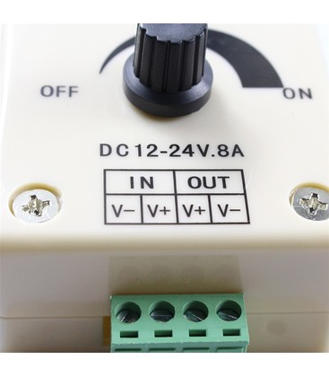 Detailopname van een LED dimmer waarop productkenmerken zichtbaar zijn.