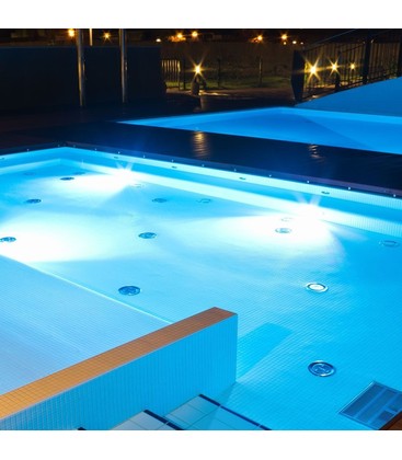 Sfeervolle verlichting in een zwembad met een IP68 gecertificeerde lamp onder de waterspiegel.