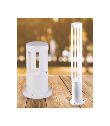 Overzicht van de meegeleverde onderdelen en montageset voor een LED tuinlamp.