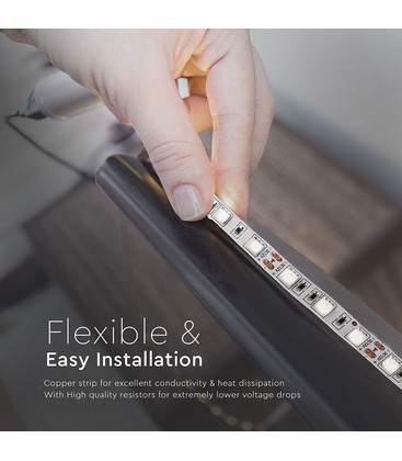 Demonstratie van het installeren van een 12V LED-strip in een hoekopstelling.