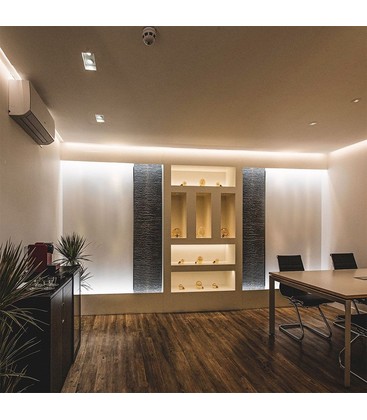 Spatwaterdichte LED strip gemonteerd langs de rand van een houten overkapping voor sfeervol warm licht.